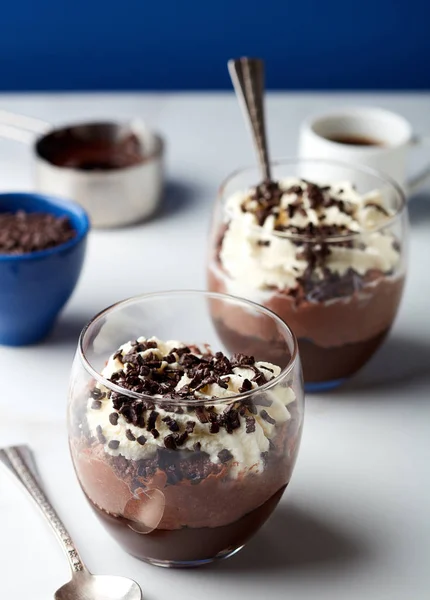 Chocolate y crema batida Postre — Foto de Stock