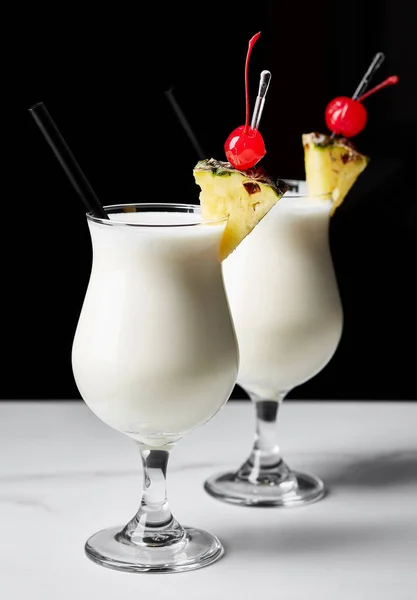 Två glas Pina Colada cocktail — Stockfoto