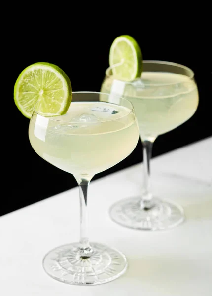 Two glasses of classic daiquiri cocktail — Stock Photo, Image