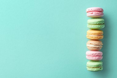 Mavi arka plan üzerinde renkli Fransız macarons