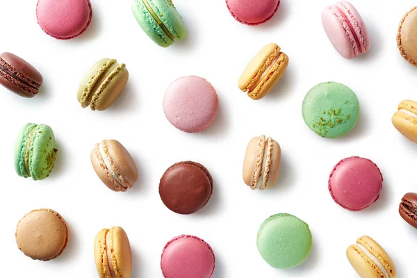 Kolorowe francuskie macarons na białym tle — Zdjęcie stockowe