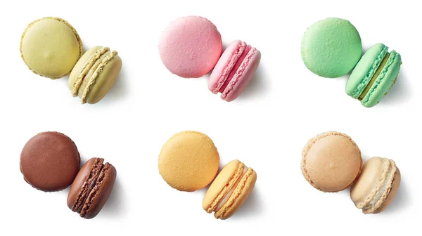 Kolorowe francuskie macarons na białym tle — Zdjęcie stockowe