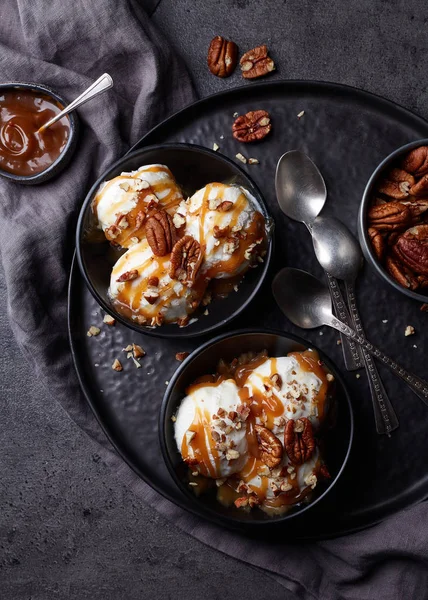 카라멜 소스와 피칸 너트와 바닐라 아이스크림 — 스톡 사진