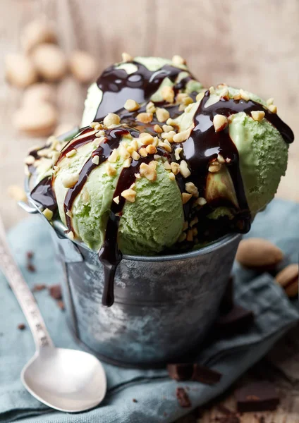 Фісташкове морозиво з шоколадним соусом — стокове фото