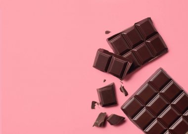 Pembe bir arka plan üzerinde koyu çikolata