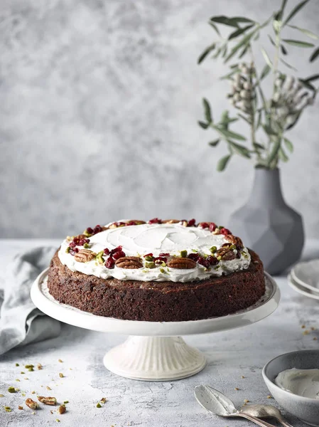 Pastel de zanahoria deliciosa recién horneada con nueces y frutas secas — Foto de Stock