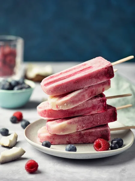 Healthy homemade coconut and berry popsicles — Stock Photo, Image