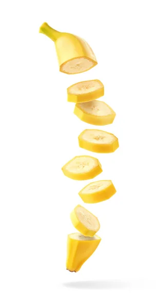 Fatias de banana maduras frescas voadoras — Fotografia de Stock