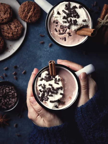 Bebida caliente de chocolate con crema batida y barra de canela — Foto de Stock