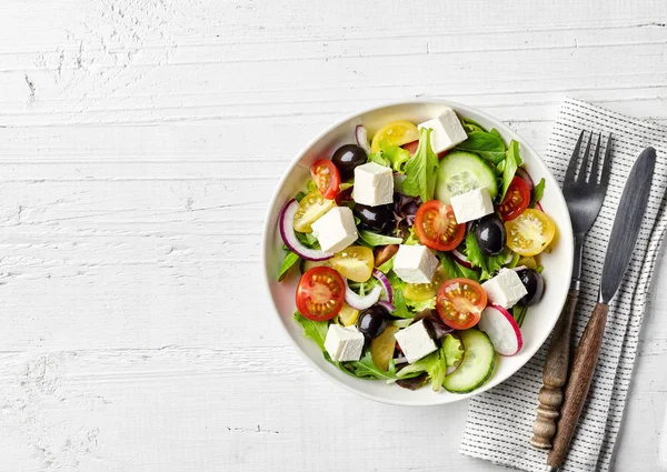 Greek salad with fresh vegetables, feta cheese and black olives — Stock Photo, Image