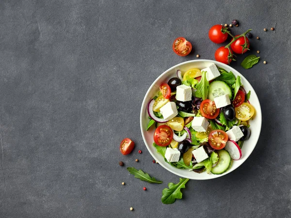 Görög saláta friss zöldségekkel, feta sajttal és fekete olajbogyóval — Stock Fotó