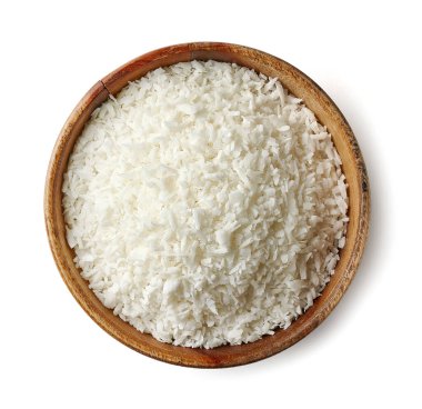 Beyaz arka planda bir kase hindistan cevizi gevreği.