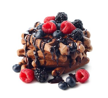 Çikolata soslu Belçika waffleları ve taze böğürtlen