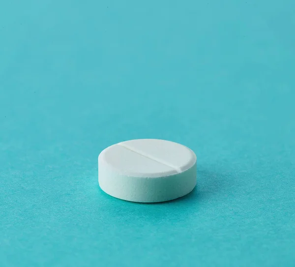 Jedna Biała Okrągła Tabletka Paracetamolu Niebieskim Tle Pustym Miejscem Tekst — Zdjęcie stockowe