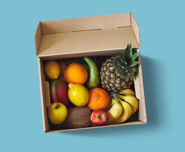 Κουτί Παράδοσης Φρέσκων Φρούτων Μπλε Φόντο Κορυφαία Προβολή — Φωτογραφία Αρχείου
