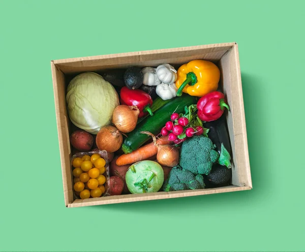Čerstvé Zeleninové Krabice Zeleném Pozadí Horní Pohled — Stock fotografie