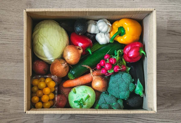 Frischgemüse Lieferbox Auf Parkettboden Blick Von Oben — Stockfoto