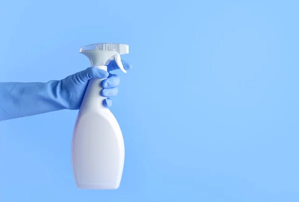 Mano Con Guanto Gomma Possesso Bottiglia Spray Bianco Sfondo Blu — Foto Stock
