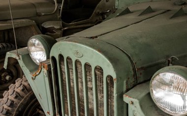 Radyatör lokomotifler Pereslavl-Zalessky askeri araç Gaz-67, müzede amblemi ile. Fotoğraf 28 Mayıs 2009