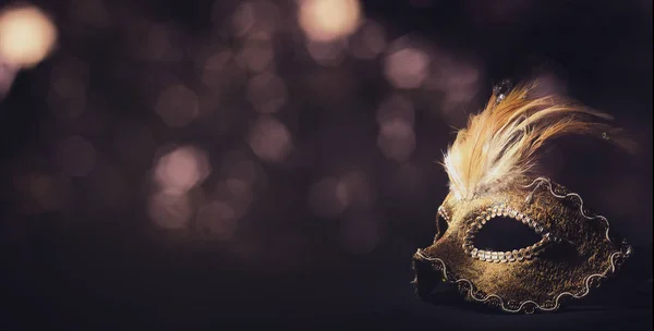 Máscara veneziana com bokeh luzes de fundo — Fotografia de Stock