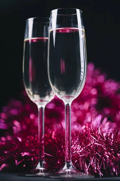 Champagner mit Weihnachtsdekoration — Stockfoto