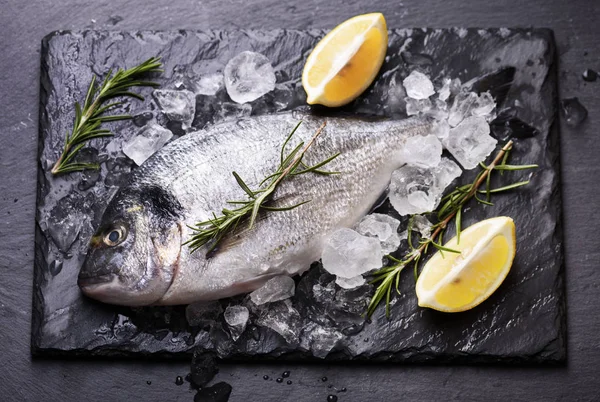 Dorado e preparação de camarões — Fotografia de Stock