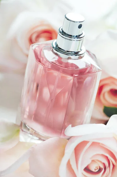 Frasco de perfume y rosas —  Fotos de Stock