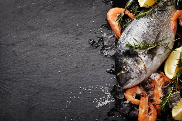 Makanan laut di latar belakang hitam — Stok Foto