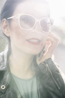 kadın holding cep telefonu