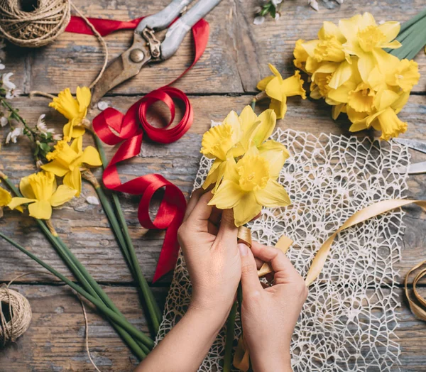 Florist macht Strauß aus Narzissen — Stockfoto