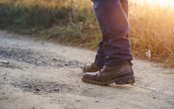 Botas de caminhada na estrada — Fotografia de Stock