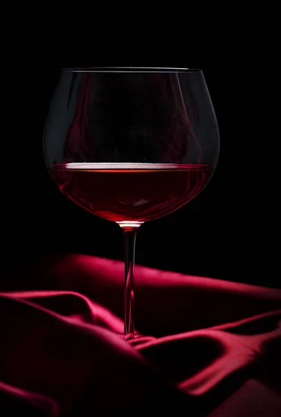 Verre de vin sur soie rouge — Photo