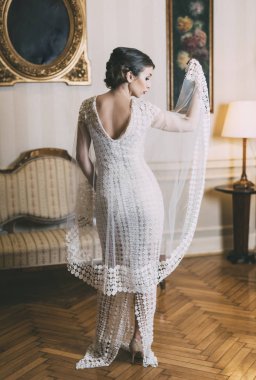 Zarif elbiseli güzel bir kadın.