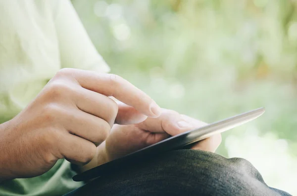 Muž používající tablet — Stock fotografie