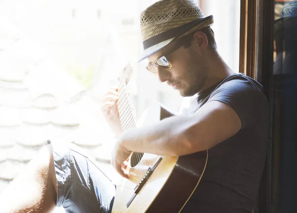 Junger Hipster-Mann spielt Gitarre — Stockfoto