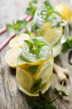 Naneli limonata mason kavanoza