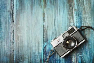 Vintage fotoğraf makinesi grunge ahşap arka plan üzerinde