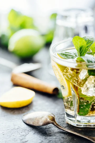 Cocktail Mojito su sfondo scuro — Foto Stock