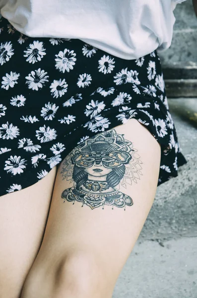 Vrouw met tatoeage op haar been — Stockfoto