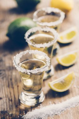 Ahşap masa üzerinde limon ile Meksika tekila