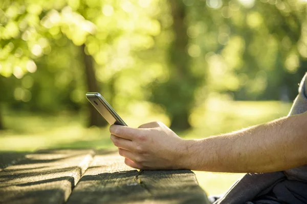 Man met smartphone in de natuur. — Stockfoto