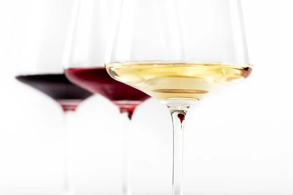 Copas de vino aisladas sobre blanco —  Fotos de Stock
