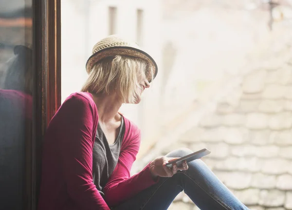 Happy hipster woman with smartphone — Stock Photo, Image