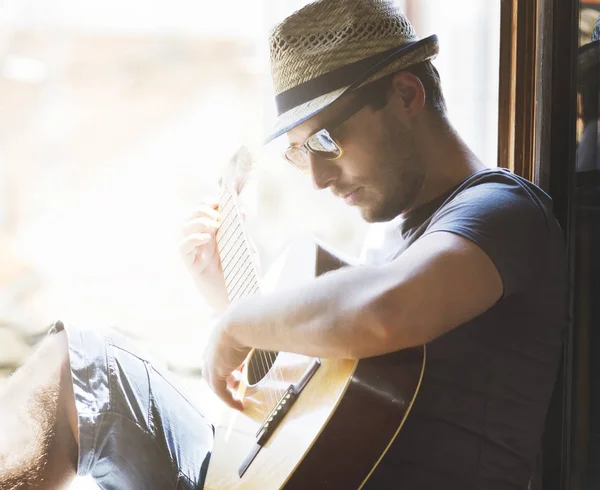 Genç hipster adam gitar çalıyor — Stok fotoğraf