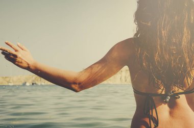 Genç kız denizde eğleniyor