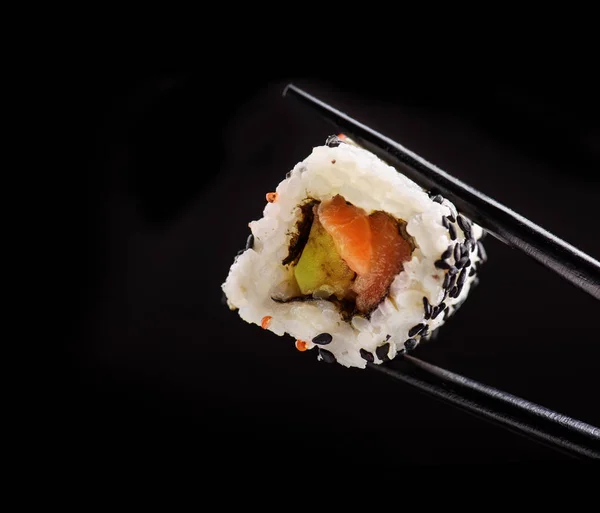 Japonês sushi roll no preto fundo — Fotografia de Stock