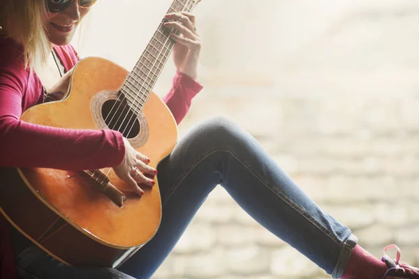 Giovane hipster donna suona la chitarra — Foto Stock