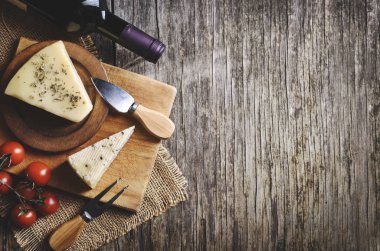 Kırmızı şarap ve peynir.