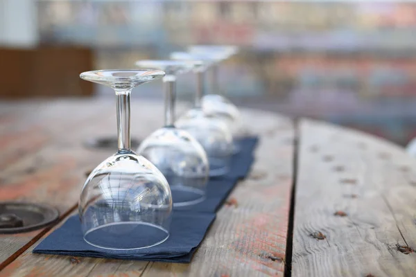 Vasos Vino Vacíos Sobre Mesa Madera Rústica Interior Del Restaurante — Foto de Stock