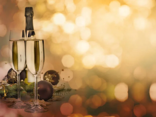 Sklenice na šampaňské a vánoční dekorace — Stock fotografie